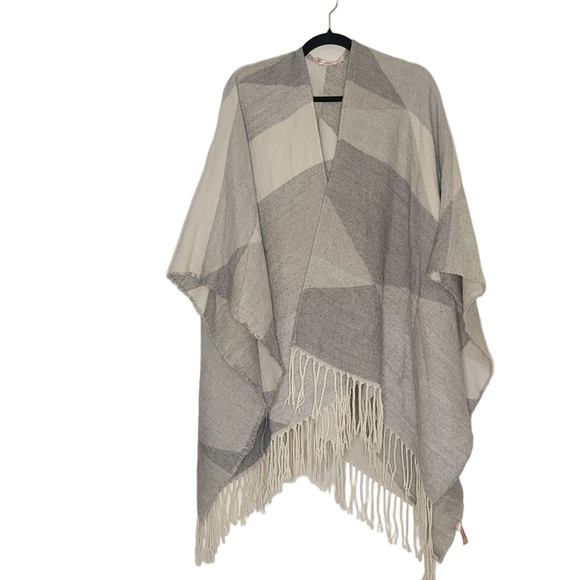 La Vie En Rose Sweaters - Women's La Vie en Rose Gray & White Geometric Poncho Shrug
